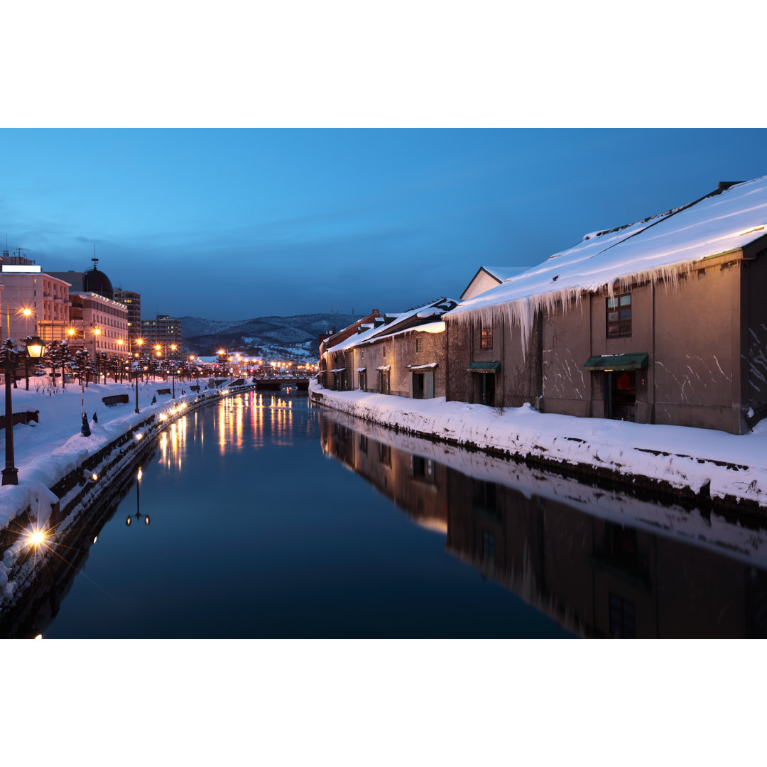 Verschneiter Abendblick entlang des Kanals in Otaru, Hokkaido, Japan by Samxmeg - Kunstdrucke