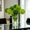 Arrangement de dianthus vert avec touche réelle, décor de maison / bureau moderne, centre de table en fausse fleur artificielle