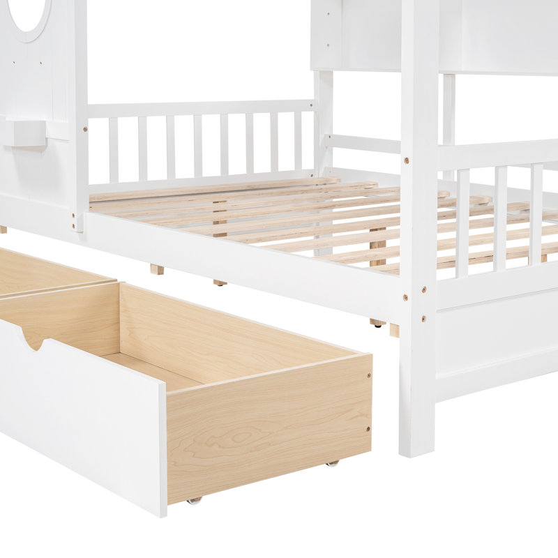 Lit blanc en bois pleine grandeur avec 2 tiroirs de rangement et une tablette arrière, un espace de divertissement créatif
