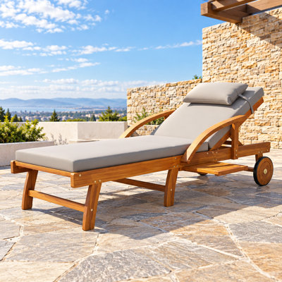 Fauteuil de jardin ajustable avec structure robuste en bois d'acacia, coussins épais et rembourrés, dossier et repose-jambes inclinables multipositions, appuie-tête amovible, tablette latérale rétractable, roues arrière