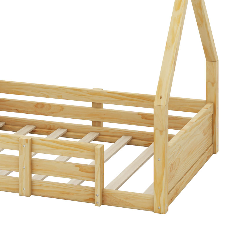 Lit de style maison avec plancher en bois, barrières de sécurité sur 3 côtés et plinthes cannelées texturées, Naturel