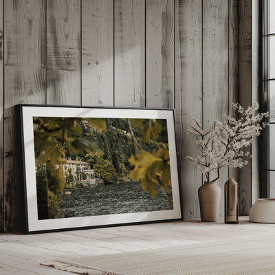«Lakeside Mansion», dans un cadre,