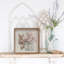 Lapin brun et pot de tulipes-143530549