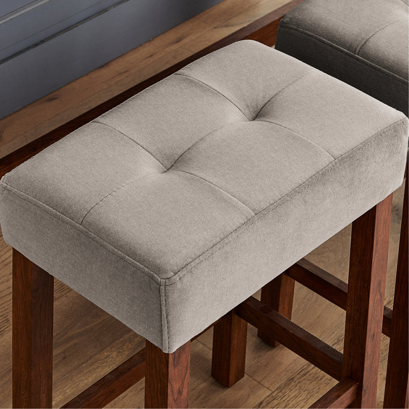 Table de bar et chaise 4 pièces avec ports de charge, table de 59 pouces, 3 tabourets en lin confortables résistants aux éclaboussures, pieds en bois massif, moyeu encastré peu encombrant, tabourets rembourrés, pour chambre industrielle