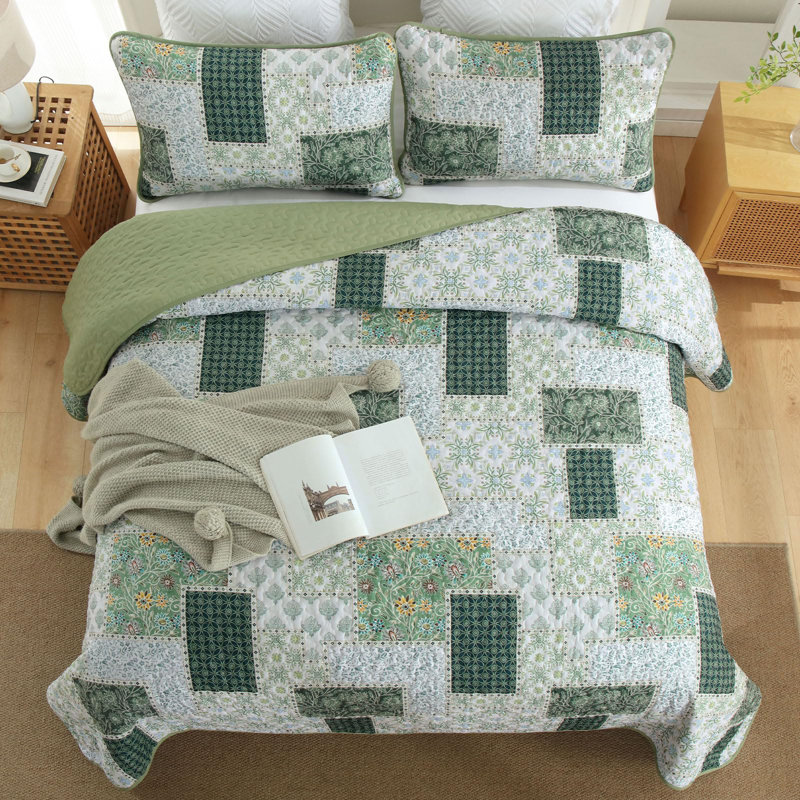 3-Piece Reversible Patchwork Quilt Set - Lightweight Microfiber Bedspread Coverlet for All Seasons, Green Patchwork