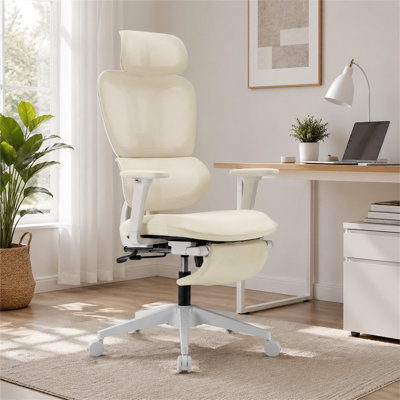 Chaise de bureau en filet de couleur crème à haut dossier avec repose-pieds, appui-tête, accoudoirs 4D et soutien lombaire dynamique pour un confort accru pendant une position assise prolongée.