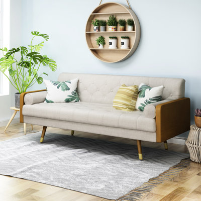 Tissu beige de style moderne du milieu du siècle - avec surpiqûres en losange, assise gaufrée, pieds évasés finition dorée, 184 cm de largeur x 77,5 cm de profondeur x 83 cm de hauteur des pieds d'assise.