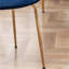 Ensemble de salle à manger 5 pièces - Table blanche avec 4 chaises et structure en bois d'hévéa, housses de chaises en velours, aménagement contemporain et aménagement optimisant l'espace