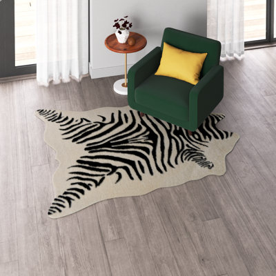Tapis noir en simili cuir de vache touffeté à la main Lilianna