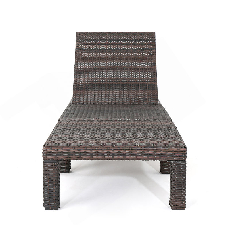 Chaise longue en osier avec dossier réglable, structure en fer robuste pour une détente extérieure confortable