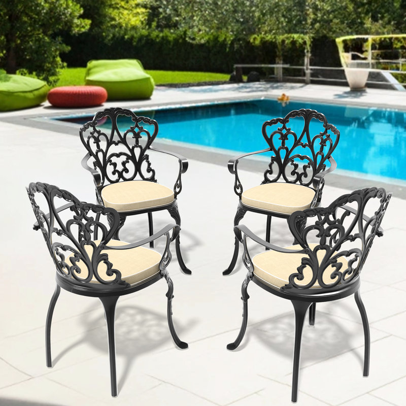 Chaise de salle à manger en fonte d'aluminium pour 4 personnes, structure noire, revêtement thermolaqué à haute température, coussins en mousse à cellules ouvertes de couleur aléatoire, conception confortable et résistante aux accoudoirs résistants aux intempéries