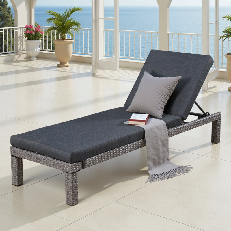 Chaise longue d'extérieur en osier avec coussin hydrofuge et structure en fer