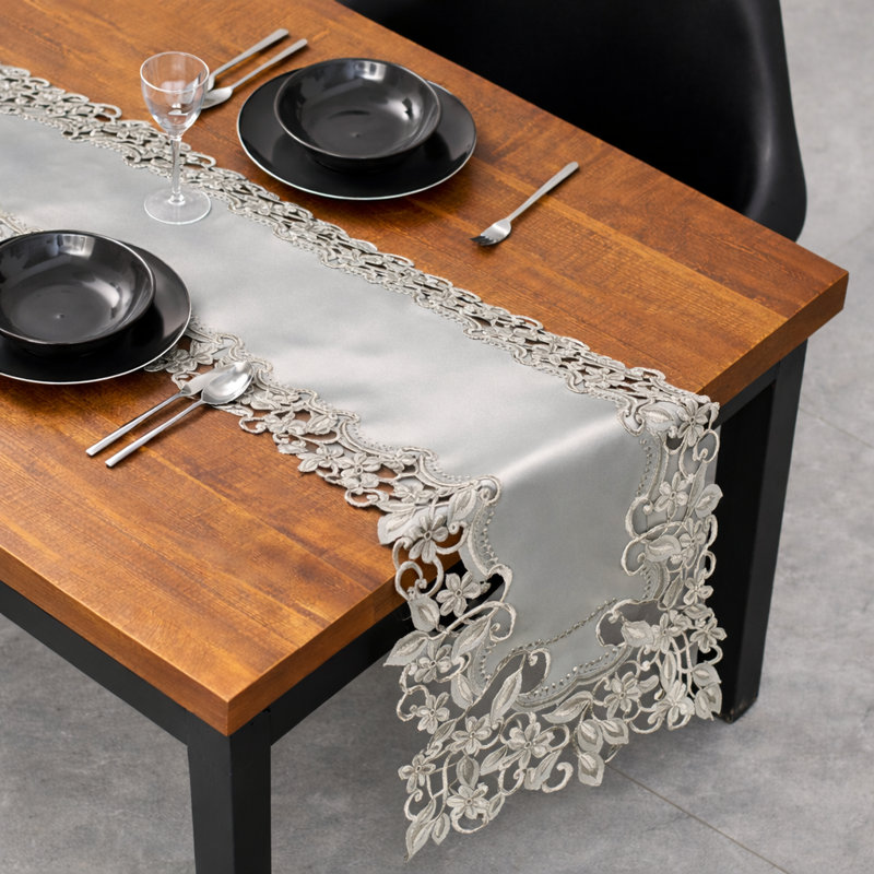 Chemin de table gris Alvina avec broderie élégante et découpe