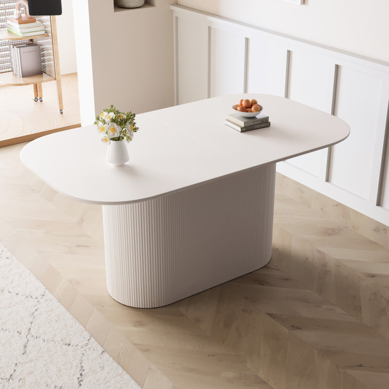 Table de salle à manger crème de 63 pouces, pieds à rayures verticales, multifonctionnel pour recevoir des invités, table à finition en surface, design moderne, convient à 4 à 8 personnes, facile à nettoyer et à entretenir