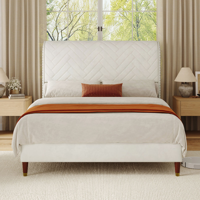 Lit plateforme tapissier avec tête de lit-bateau, coutures à chevrons et garniture cloutée, aucun sommier nécessaire, beige