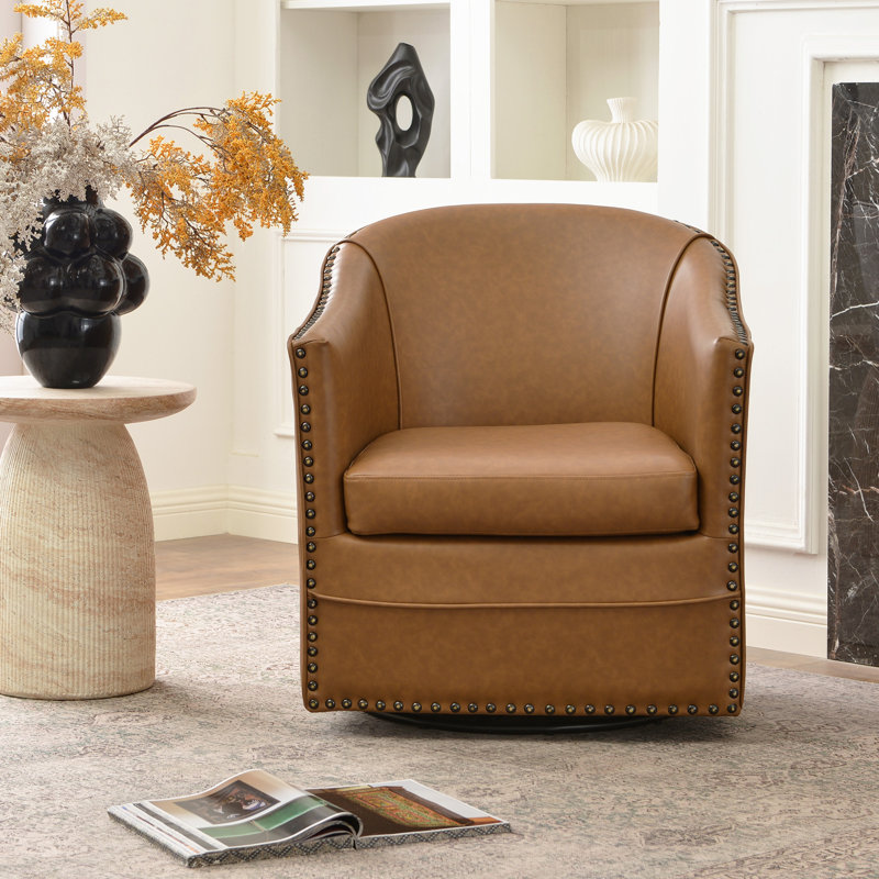 Fauteuil pivotant de 71 cm de large en similicuir, à assise profonde et dossier haut, orné de clous décoratifs.