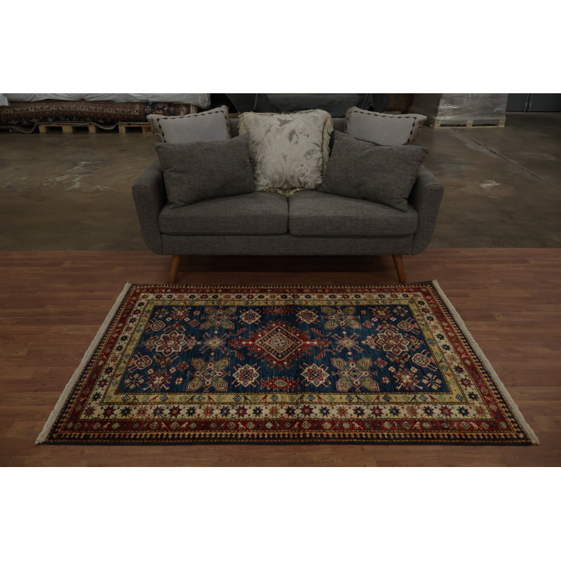 Embrasser la tradition avec un élégant tapis oriental Kazak bleu 4 x 6
