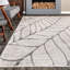 Tapis gris clair contemporain à motif de feuilles Sackett-18100988
