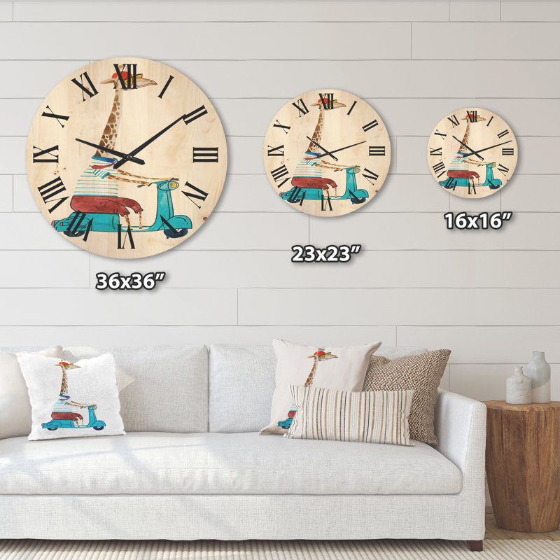 Girafe habillée d'un casque et d'une horloge murale scooter, Moyen