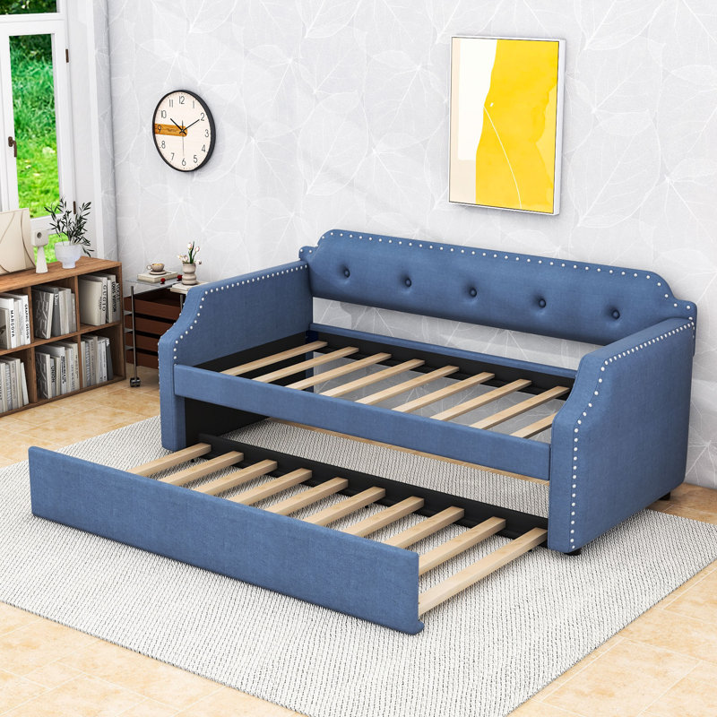 Lit de jour rembourré en bois avec couchette simple et détails cloutés, Bleu