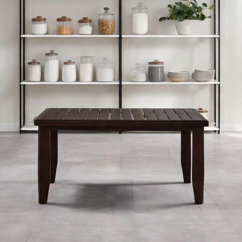 Table de salle à manger avec plateau en bois massif de 168 cm (66 pouces), pouvant accueillir de 4 à 8 personnes, et ceinture ornée de détails en bois massif.