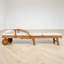 Ensemble de 2 chaises longues d'extérieur, dossier et repose-pieds réglables, bois massif, accoudoirs courbés, patio contemporain près de la piscine-197014676