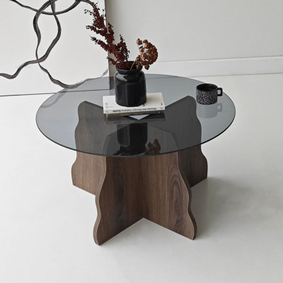 Table basse moderne avec plateau 100% verre trempé, couleur noyer et fumée | 29,5 po x 15,7 po x 29,5 po | Cadre en carton durable enduit 100% mélamine, épaisseur de 0,71 pouce | Design élégant et fonctionnel pour le salon et le bureau