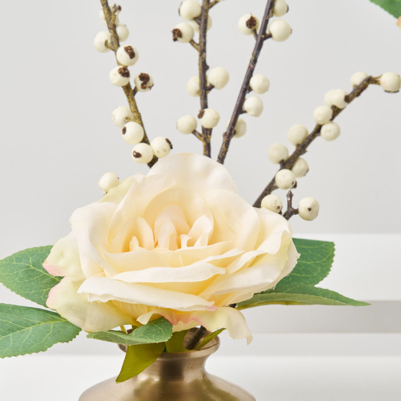 Crème d'hiver thé rose et mini branche de baies Ilex en or antique Budvase - ensemble de 2