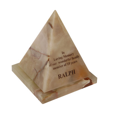 Sculpture pyramide en marbre poli