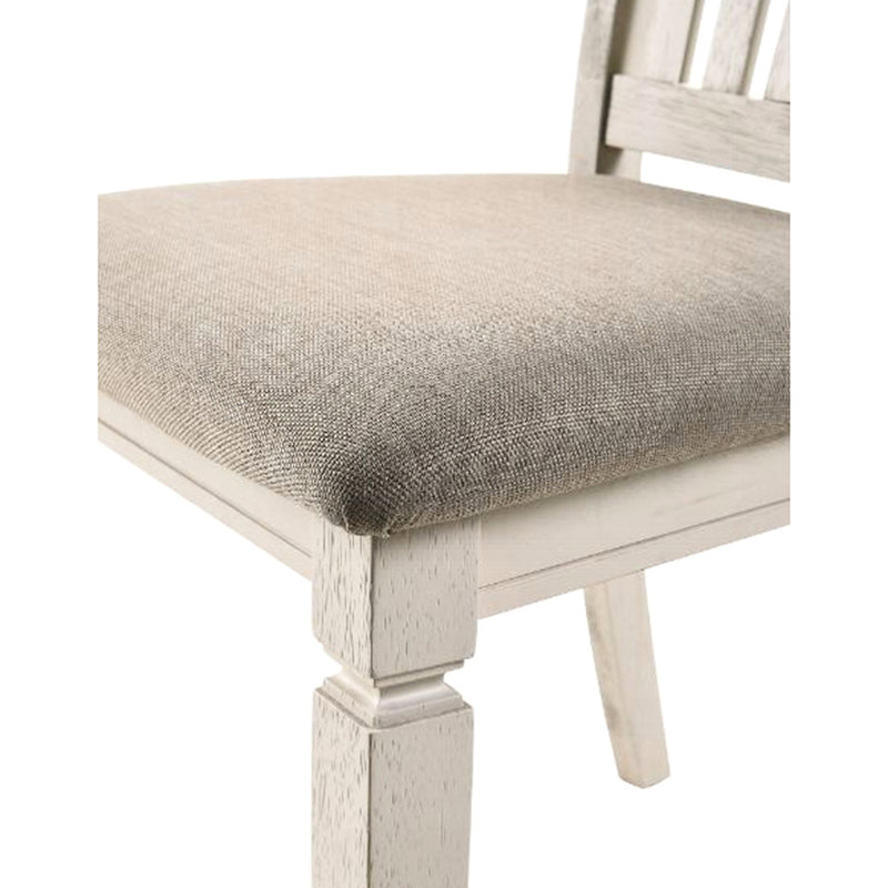 De 2 chaises de salle à manger avec tissu brun clair, finition crème et dossier à lattes, siège d'une hauteur de 18 pouces, profondeur de 20 pouces, rembourrage en lattes de mousse D16