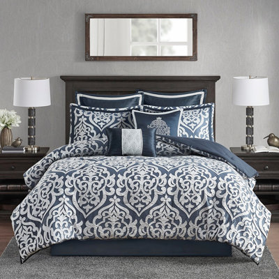Très grand édredon bleu marine / argent. 8 Avec bourre. Comprend 1 édredon, 2 taies décoratives européennes, des coussins décoratifs et une jupe de lit. Tissage texturé pour un look sophistiqué. Confort à l'année - bleu marine / argent - très grand. 8 pièces