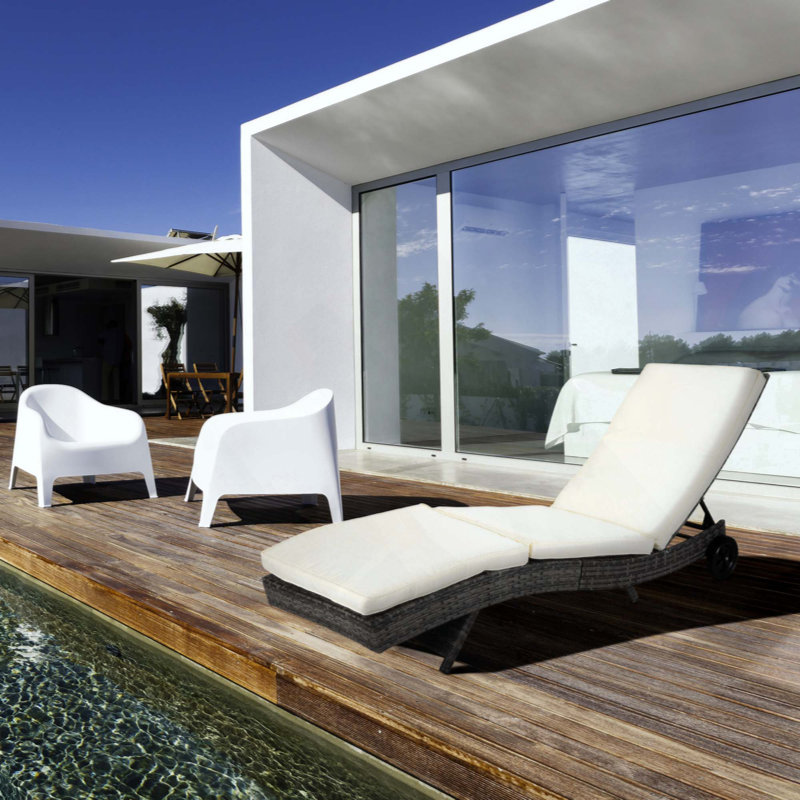 Chaise longue de piscine en osier, chaise longue de patio rembourrée en rotin de polyuréthane avec dossier réglable à 5 niveaux et roulettes pour un déplacement facile