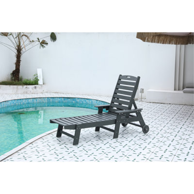 Chaise longue avec 5 positions et porte-gobelet, roues pour la mobilité, positions de patio surdimensionnées pour terrasse de piscine grise et utilisation dans le jardin