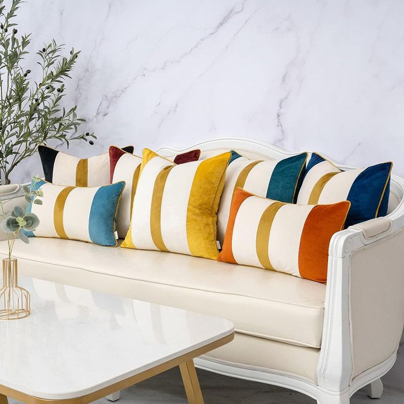 Housse de coussin noire en velours rayé Cushio