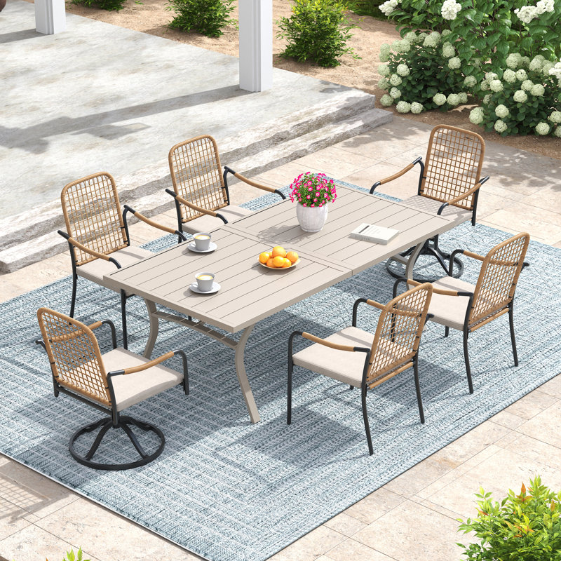 Ensemble de salle à manger rectangulaire pour l'extérieur de 63 po pour 6 personnes avec pivotant rembourré et chaises empilables en rotin tissé