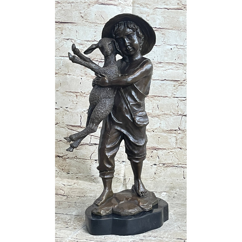 Petit garçon au chapeau tenant une statue de bronze en forme de mouton agneau, sculpture, décor classique, 15 po x 7 po