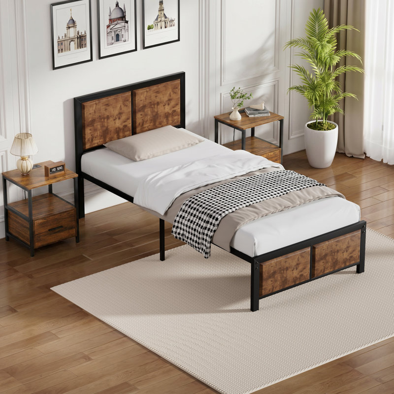 Ensemble de chambre à coucher 3 pièces Laurea, cadre de lit industriel avec 2 tables de chevet, lit plateforme en métal avec tête et pied de lit en bois, ensemble de mobilier de chambre de ferme avec tables de bout rechargeables, 2 prises CA et 2 ports USB, aucun sommier nécessaire