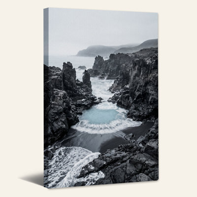Art mural sur toile de côte rocheuse foncée avec eau turquoise