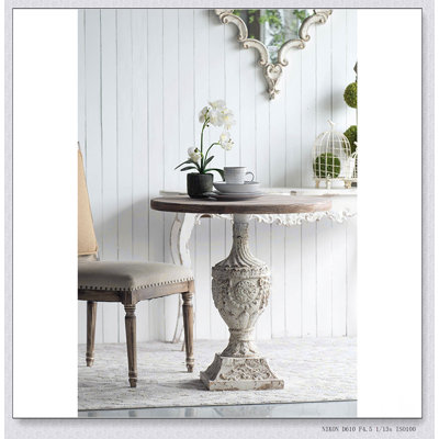 Table ronde antique en bois avec des sculptures complexes et une fabrication durable, parfaite pour ajouter de l'élégance à n'importe quelle pièce