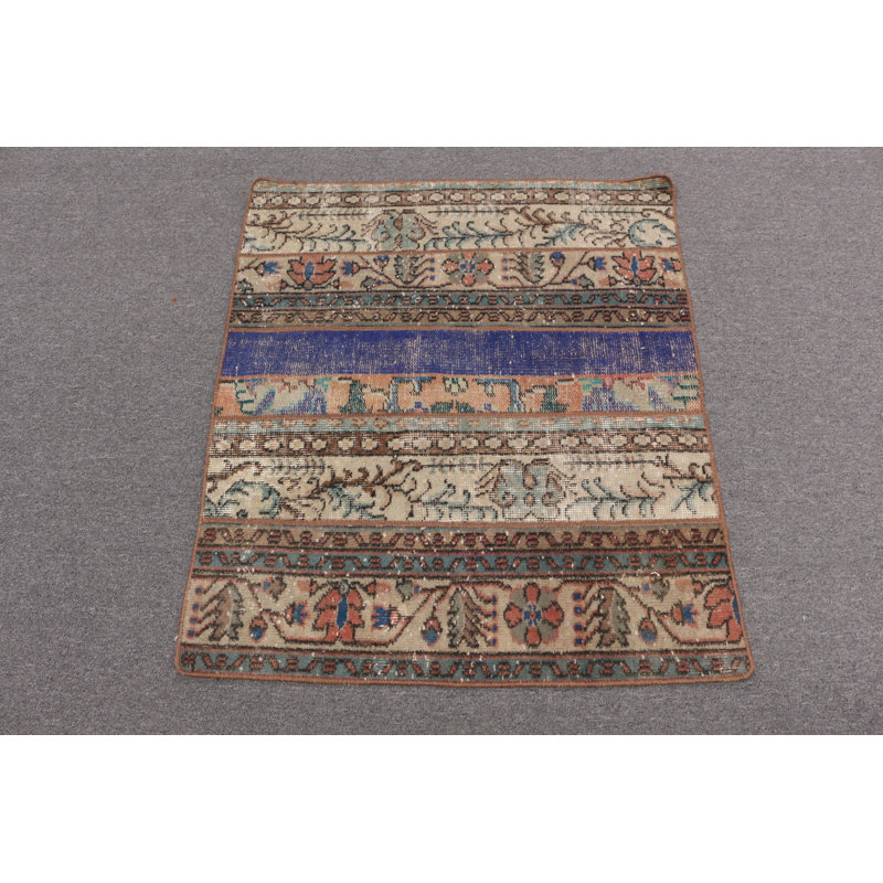 Le tapis rétro brun Oushak est idéal pour être utilisé comme tapis de porte ou comme pièce décorative extérieure