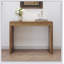 Élégante table de bar en grain de bois naturel de 50 pouces de long, un choix pratique pour les maisons modernes. Autocollant texturé en grain de bois, équipé de deux tiroirs. Servant de table de bar ou de bureau.