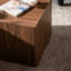 2 tables basses gigognes cubiques modernes en noyer, design grain de bois, gain de place, idéales pour les appartements, avec autocollant, parfaites pour les petits espaces