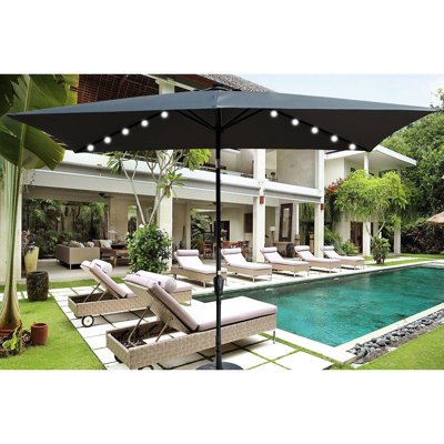 Parasol solaire solaire à DEL 10 x 6,5 pi Auvent imperméable, manivelle simple et fonction d'inclinaison. Parfait pour la cour, le patio ou la piscine. Poteau en métal noir 10 x 6,5 pi avec Inclinaison pratique. Pour