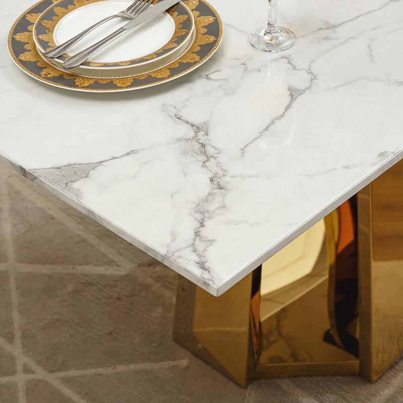 Table de salle à manger rectangulaire moderne avec plateau en faux marbre et base en acier inoxydable chromé, idéale pour une utilisation élégante et polyvalente dans n'importe quelle pièce.