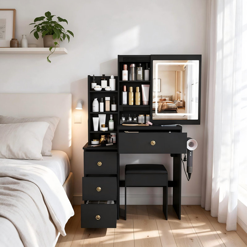 Coiffeuse moderne avec éclairage DEL à 3 modes et luminosité réglable, 4 tiroirs, plusieurs étagères ouvertes, support pour sèche-cheveux, prise électrique et chaise de coiffeuse. Noire.