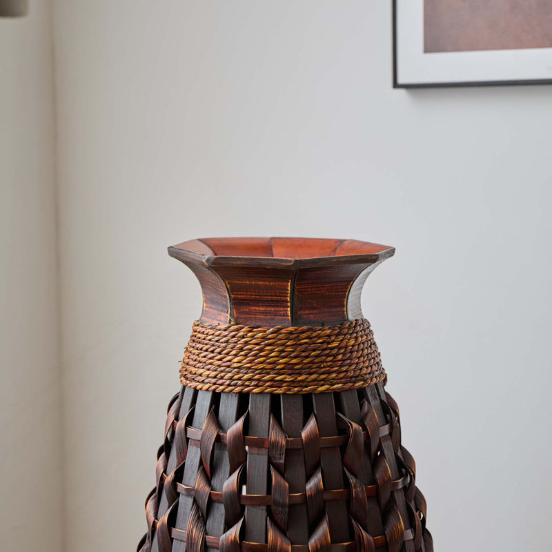 Vase en bambou naturel tissé à la main pour décor de ferme bohème avec de l'herbe de pampa et des branches séchées
