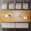 Bureau rectangulaire brun en bois massif avec 3 tiroirs-108803571