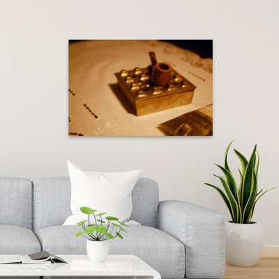 Gros plan d'une miniature sur une nappe fumant sur un napperon sur une table, art mural rétro