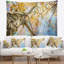 Sous une branche de cerisier jaune-28491711