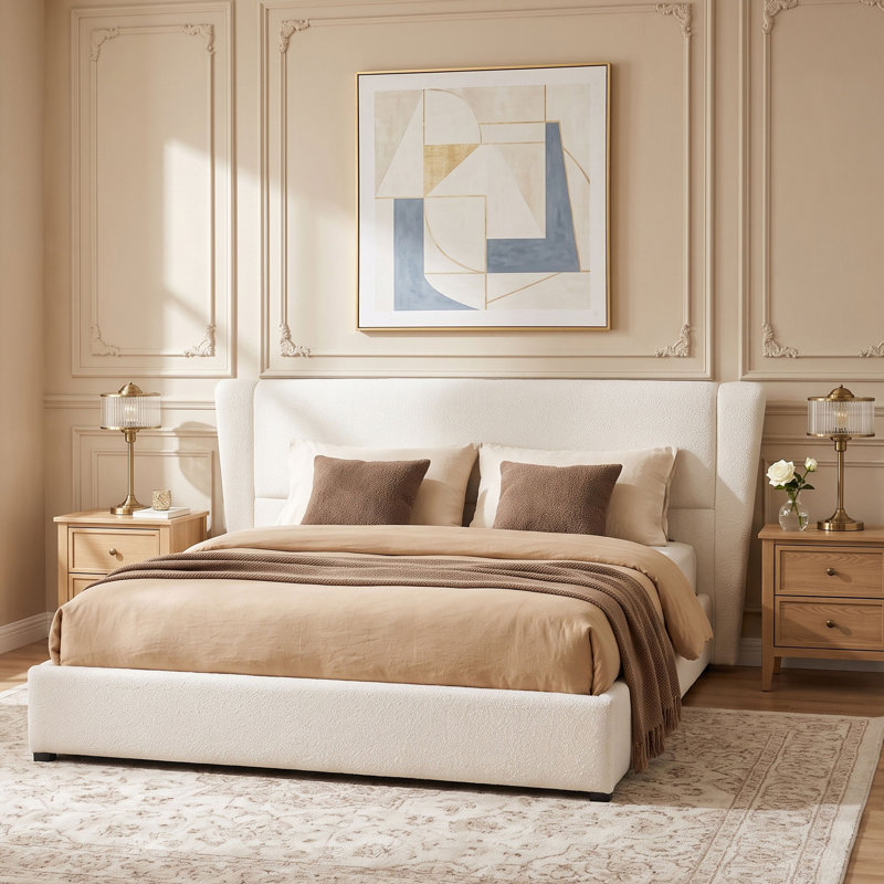 Lit plateforme Quilla moderne à oreilles capitonnées avec tissu bouclé, lattes en bois massif et tête de lit rembourrée - Chambre à coucher à l'ambiance feutrée
